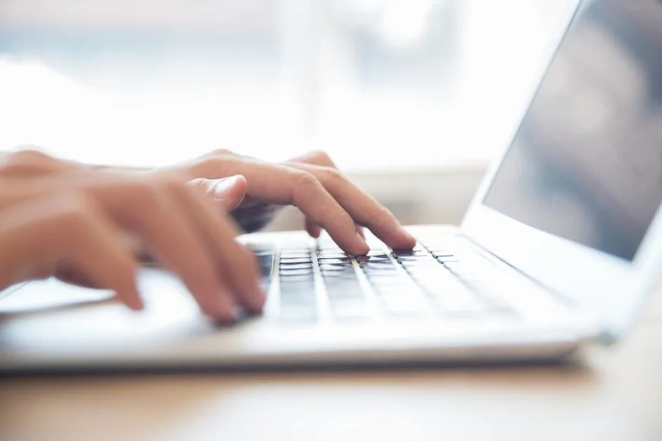 Qual a vantagem de reiniciar o notebook pelo teclado